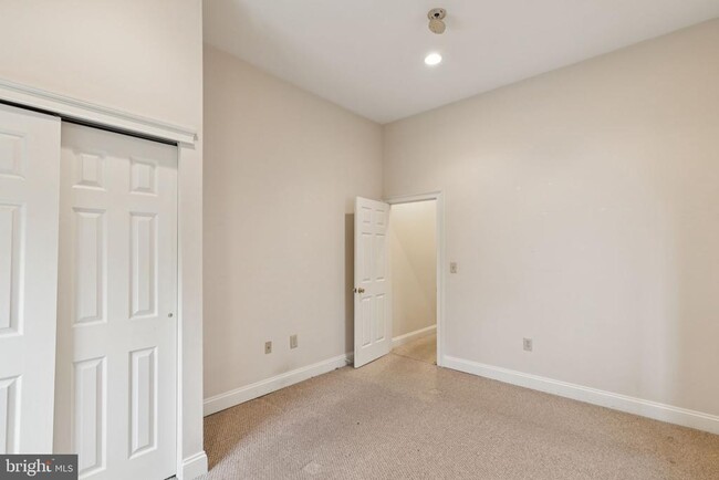 Building Photo - 2542 W Girard Ave