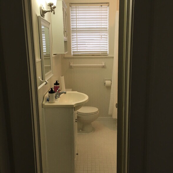 Bathroom - 466 Burlington Rd NE