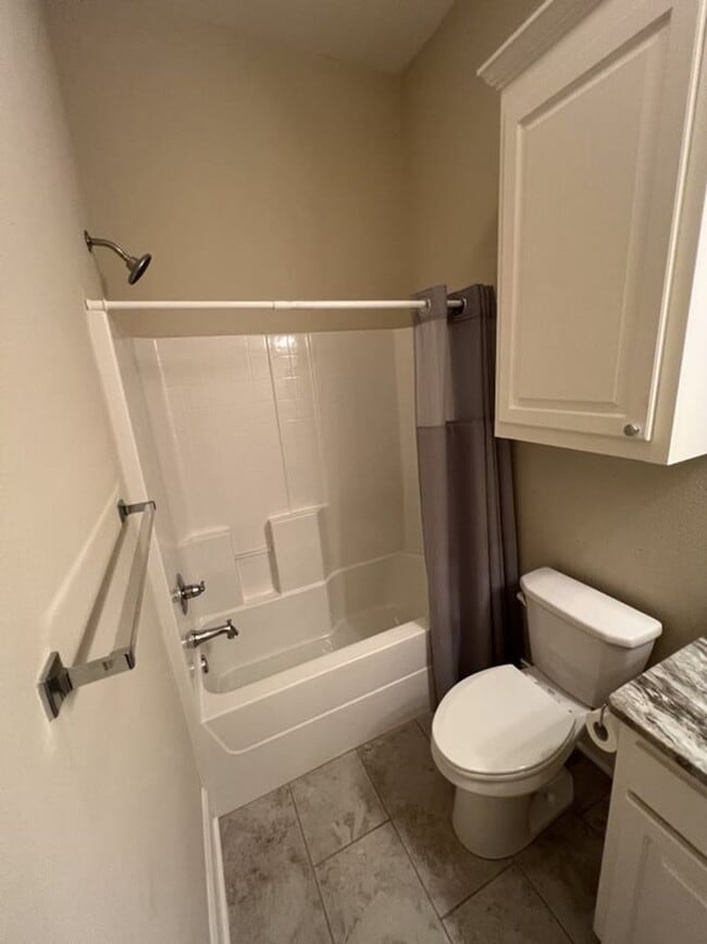 Building Photo - Trendy, 2 bedroom, 2 bathroom townhouse lo...