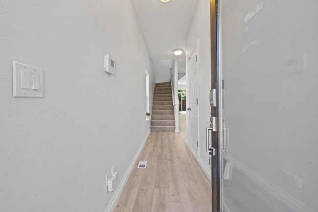 Building Photo - Lovely 3-bdrm/2-bath thin house in Portsmouth. Fenced backyard w/ deck, 1-car garage