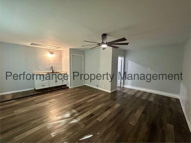 Building Photo - Spacious 4 Bed/3 Bath Home in Campus Park ...