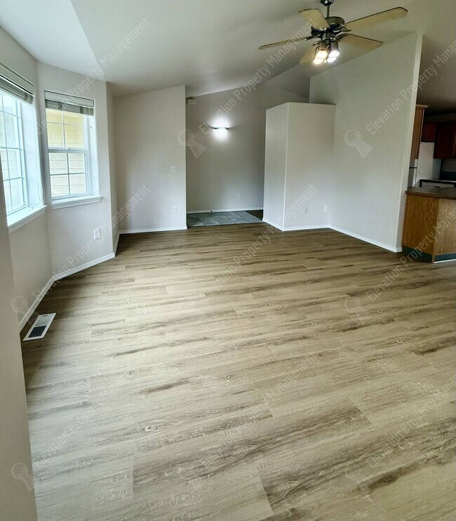 Building Photo - Single Level 3 BR in NE Bend with huge fenced yard!