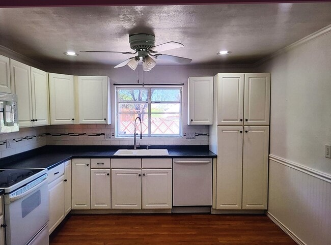 Building Photo - Beautiful 2 bedroom 2 bathroom home!