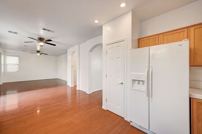 Building Photo - Stunning 4 Bed 2.5 Bath!