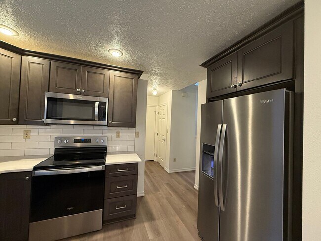 Building Photo - Stunning 3 Bed, 2 Bath Home near Riverside...