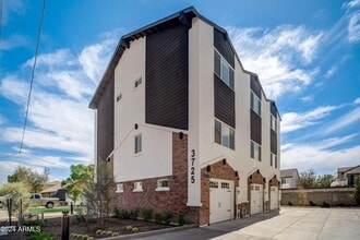 Building Photo - 3725 E Earll Dr