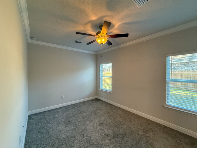 Building Photo - 4 Bedroom 2.5 Bath Home in Nautical Landin...