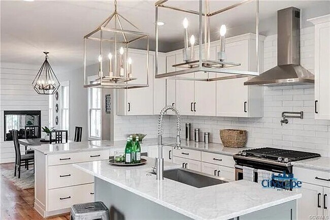 Building Photo - SWANKY 3 BEDROOM NEWER HOME IN HISTORIC CH...