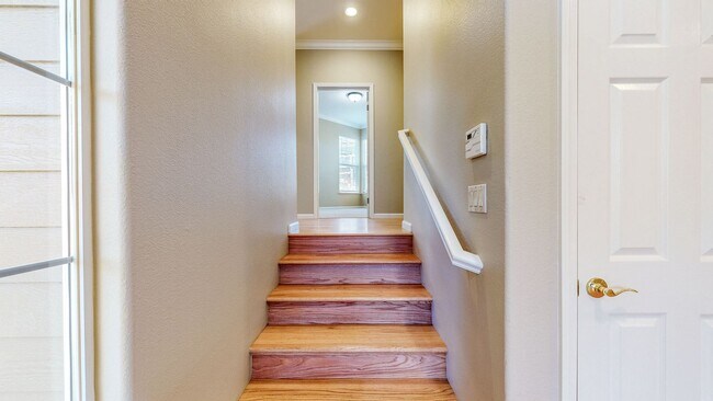 Building Photo - Gorgeous Home with private yards, large de...