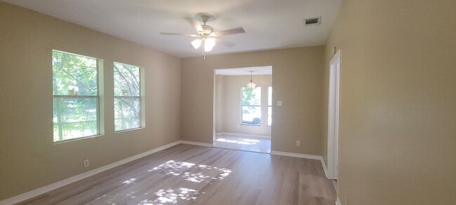 Building Photo - Gorgeous 2 bedroom/1bath with historic fea...