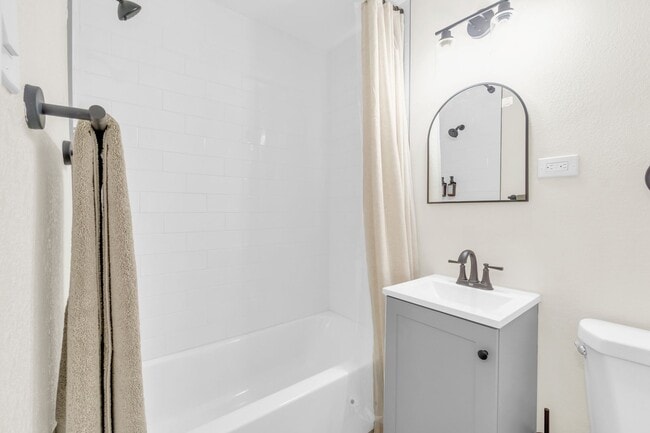 Building Photo - Fully Furnished Sunnyside Townhome | All-Inclusive | Flexible Stays