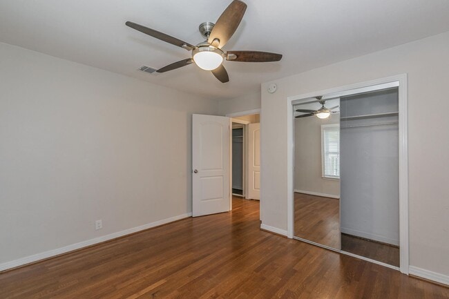 Building Photo - Recently updated 2-bedroom duplex in the desirable Ridglea area.