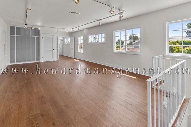 Building Photo - Contemporary Style 5bed/5bath Home with Ad...