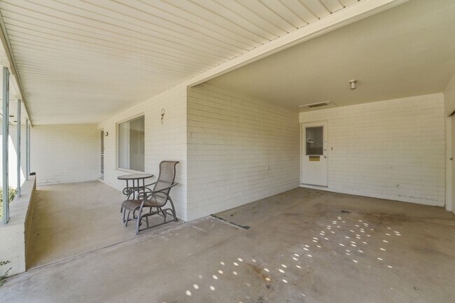 Building Photo - Spacious 3 Bed in Dreamland Villa | Corner Lot + Circular Drive