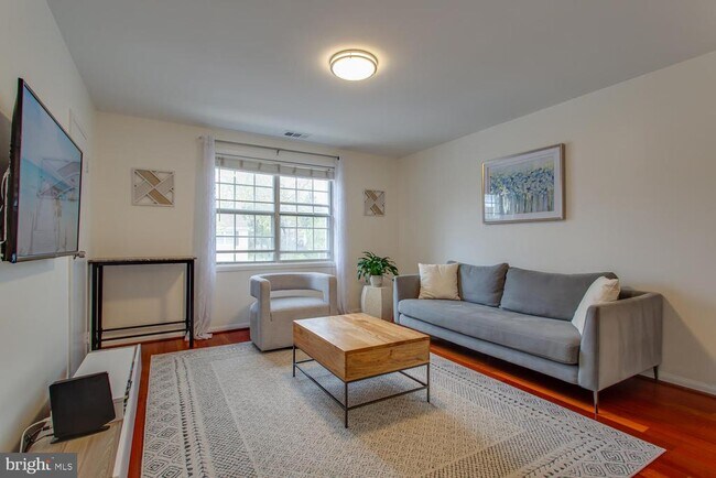 Building Photo - 2707 S Walter Reed Dr