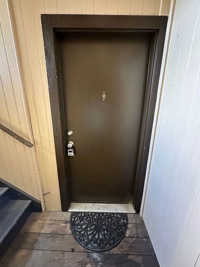 Building Photo - Location! Location! 2-bed 2-bath condo ove...