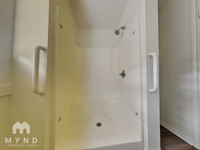 Building Photo - 949 Guam St