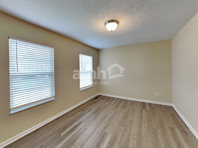 Building Photo - 753 Lakefield Dr