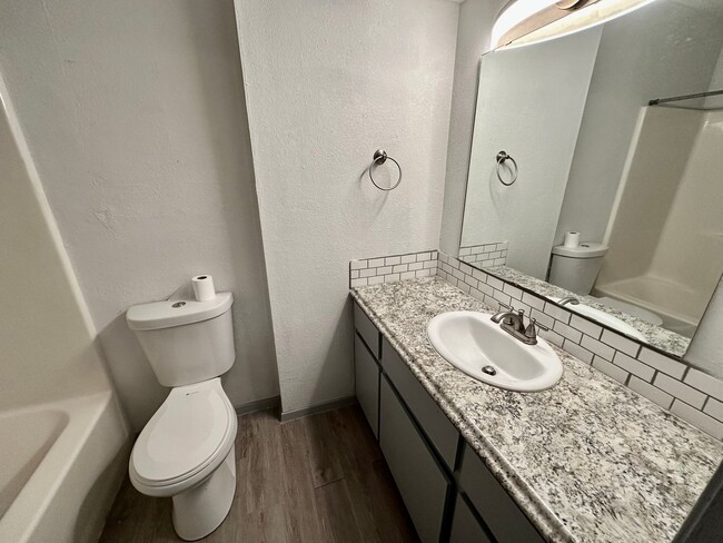 Building Photo - 2 Bedroom Condo Walking Distance to Baylor...
