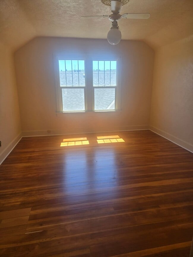 Building Photo - 4 bd 2 ba