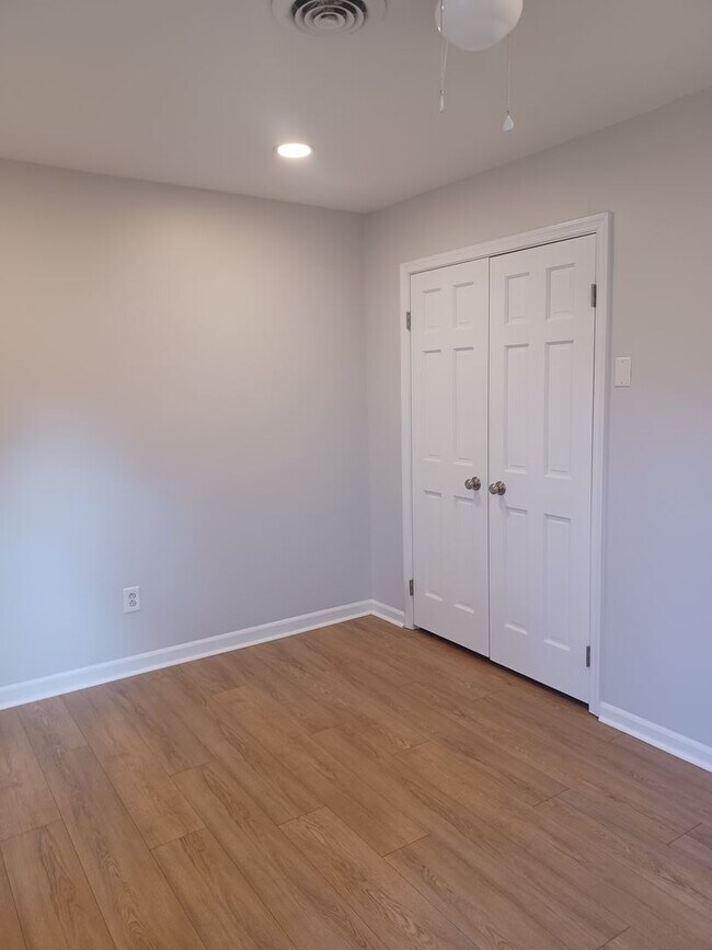 Building Photo - Welcome to this beautiful 4-bedroom, 2-bathroom home located in the desirable Virginia Beach, VA