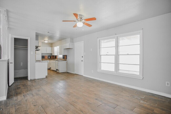 Building Photo - 2641 E Baylor St