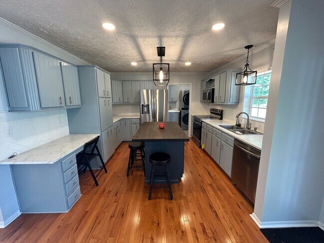 Building Photo - Leicester - Immaculate home on 3/4 acre