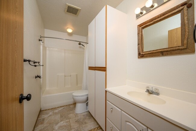 Building Photo - 3 BEDROOM | 2 BATHROOM | 2 CAR GARAGE | AI...