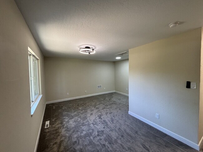 Building Photo - "Completely remodeled 4-Bed, 3-Bath Sanctu...