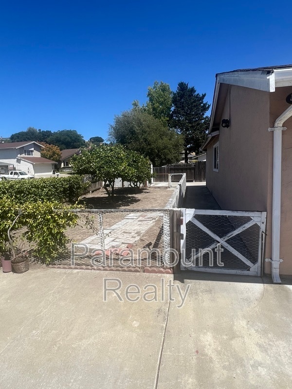 Building Photo - 974 Coral Dr