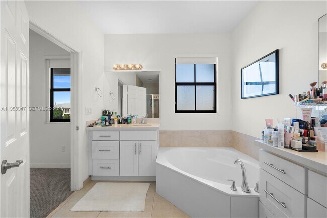 Building Photo - 6005 NW 104th Path