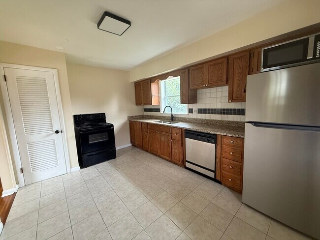 Building Photo - 2067 Tamarack Dr