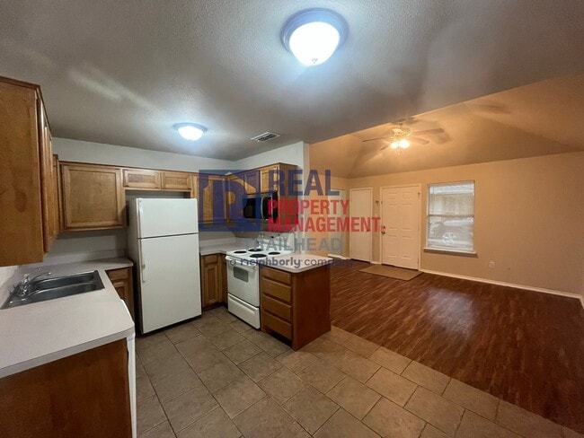 Building Photo - Welcoming - 3 Bed/2 Bath - Move In Ready!