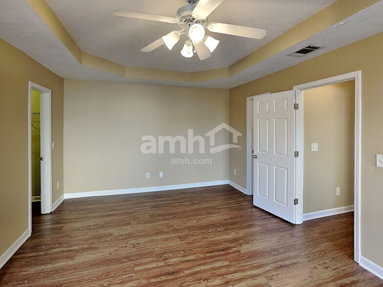 Building Photo - 4005 Strata Dr