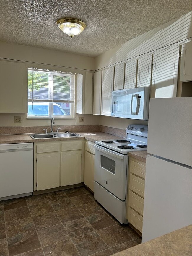 Building Photo - (749) Jackson Square - 2 Bedroom / 1.5 Bat...