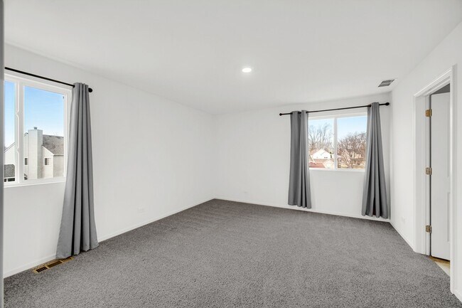 Building Photo - 2155 Greenview Dr