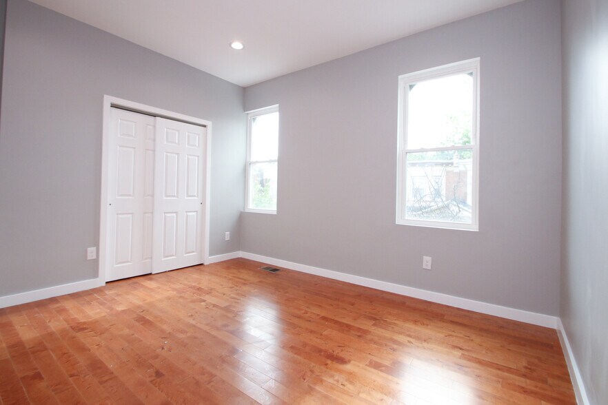 Building Photo - 3831 N Sydenham St