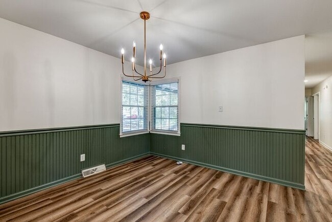 Building Photo - Private Home on Spacious Lot in Browns Sum...