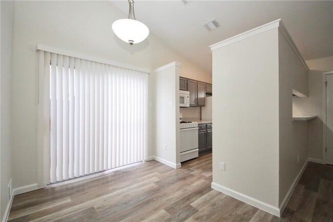 Building Photo - 624 Greenlawn Blvd