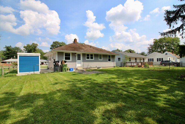 Building Photo - Three Bedroom House in Maumee