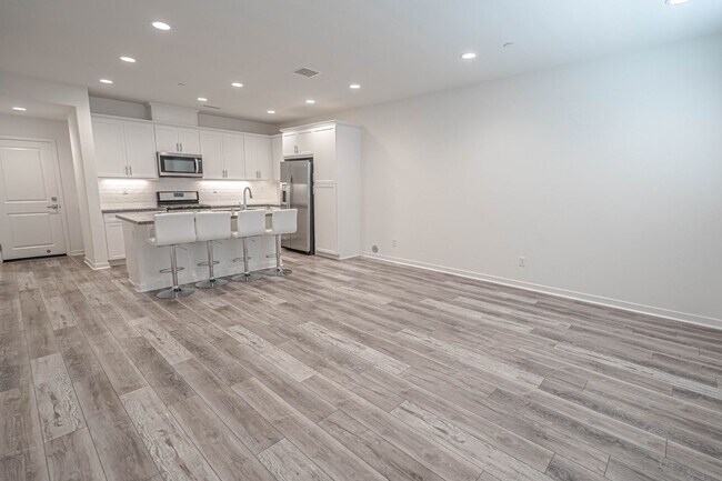 Building Photo - West Creek 3 Bedroom Townhome for Rent in Valencia.