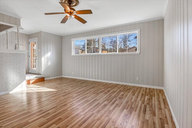 Building Photo - 805 Wilma St