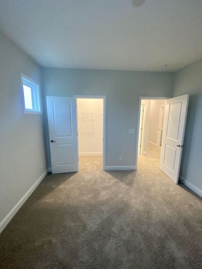Building Photo - End Unit Townhouse in Terraces at Farmington