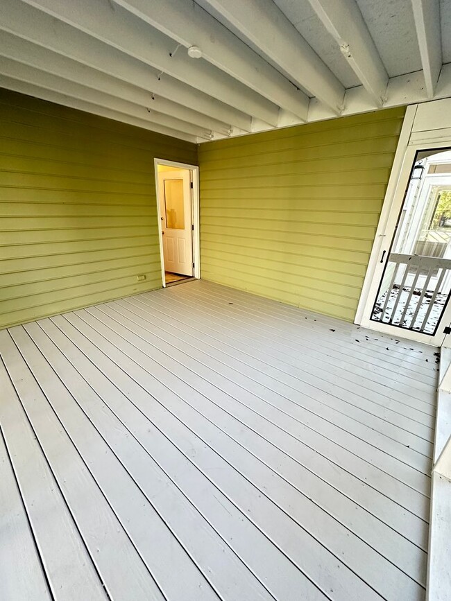 Building Photo - 503 Newport Ave