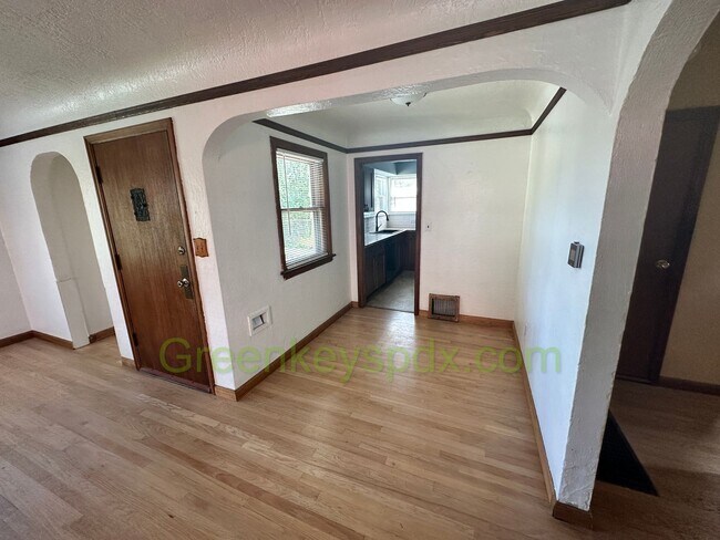 Building Photo - Gorgeous Pet-Friendly 3 Bedroom 1 Bath House