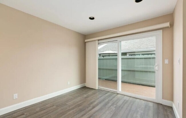 Building Photo - Spacious Carlsbad Condo Walking distance t...