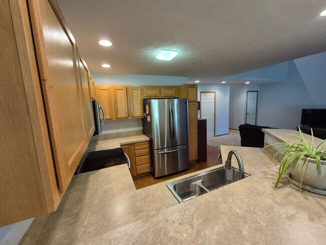 Building Photo - Townhome overlooking Park w/ Laundry & Att...