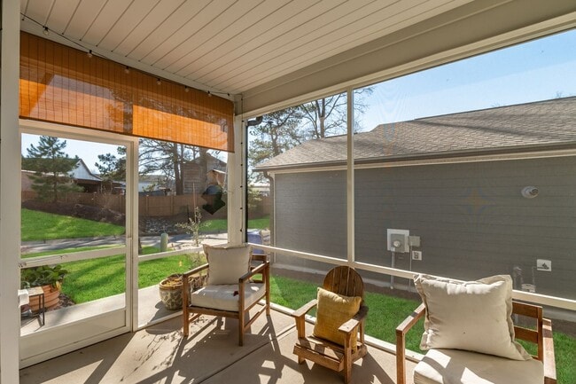 Building Photo - Gorgeous modern craftsman home in South Raleigh!