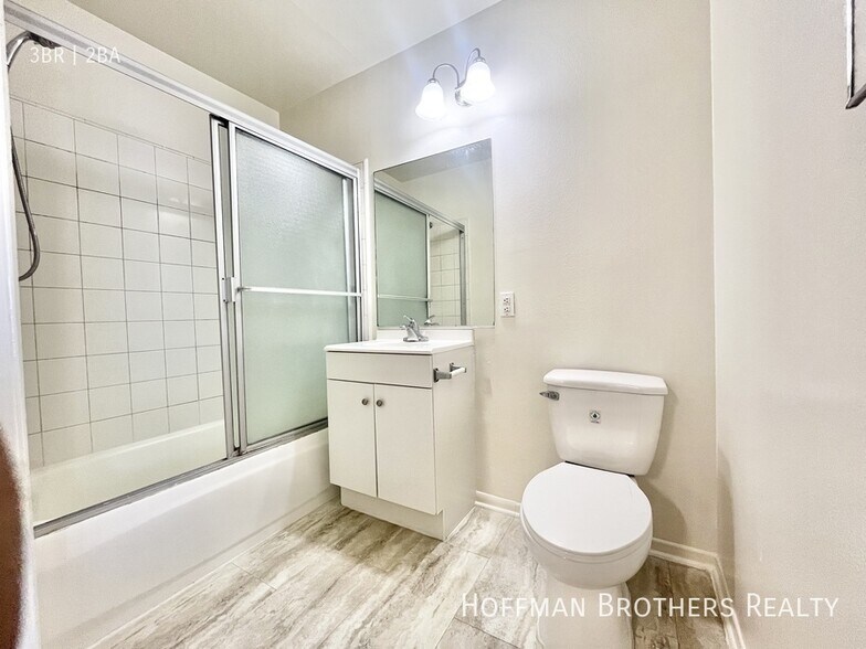 Building Photo - 982 S New Hampshire Ave