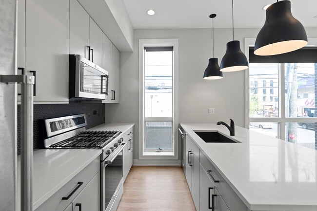 Building Photo - 1050 W Cornelia Ave